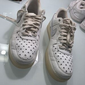 White Star-Patterned Athletic Shoes